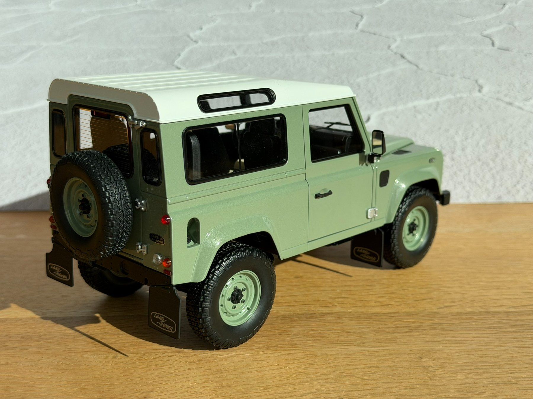 1:18 Almost Real - Land Rover Defender 90 HUE 166 (Neu (gemäss ...