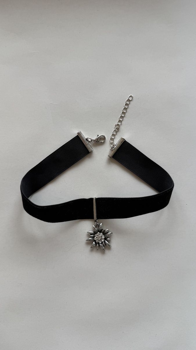 Catenine: Schwarze Samt Kette mit Edelweiss-Anhänger – Usato da Weiningen ZH venduto da rah_drm7 2