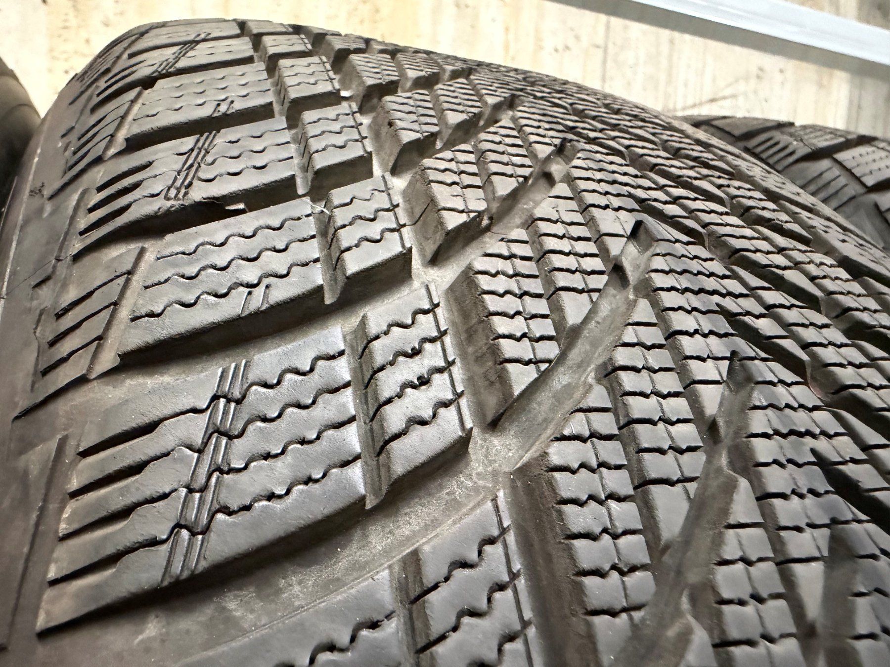 Goodyear Pneumatici & Ruote complete: Winterpneus 20" / Goodyear – Usato da Schönried venduto da Bahnhofgarage-Haldi 6