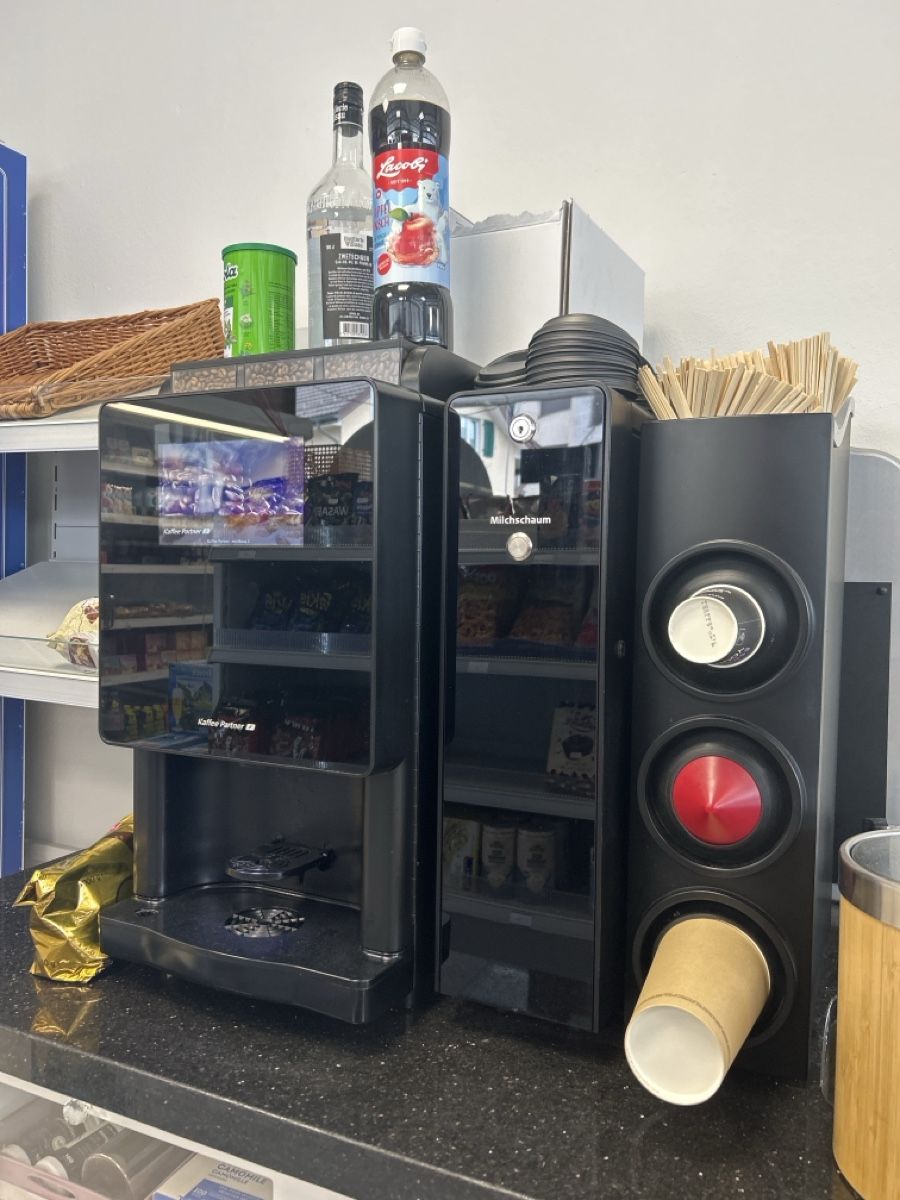 Macchine per caffè & Macchine per espresso: Kaffee Partner Vollautomat mit Milchschaum, Service Fällig – Usato da Uznach venduto da Kushmanguli 1
