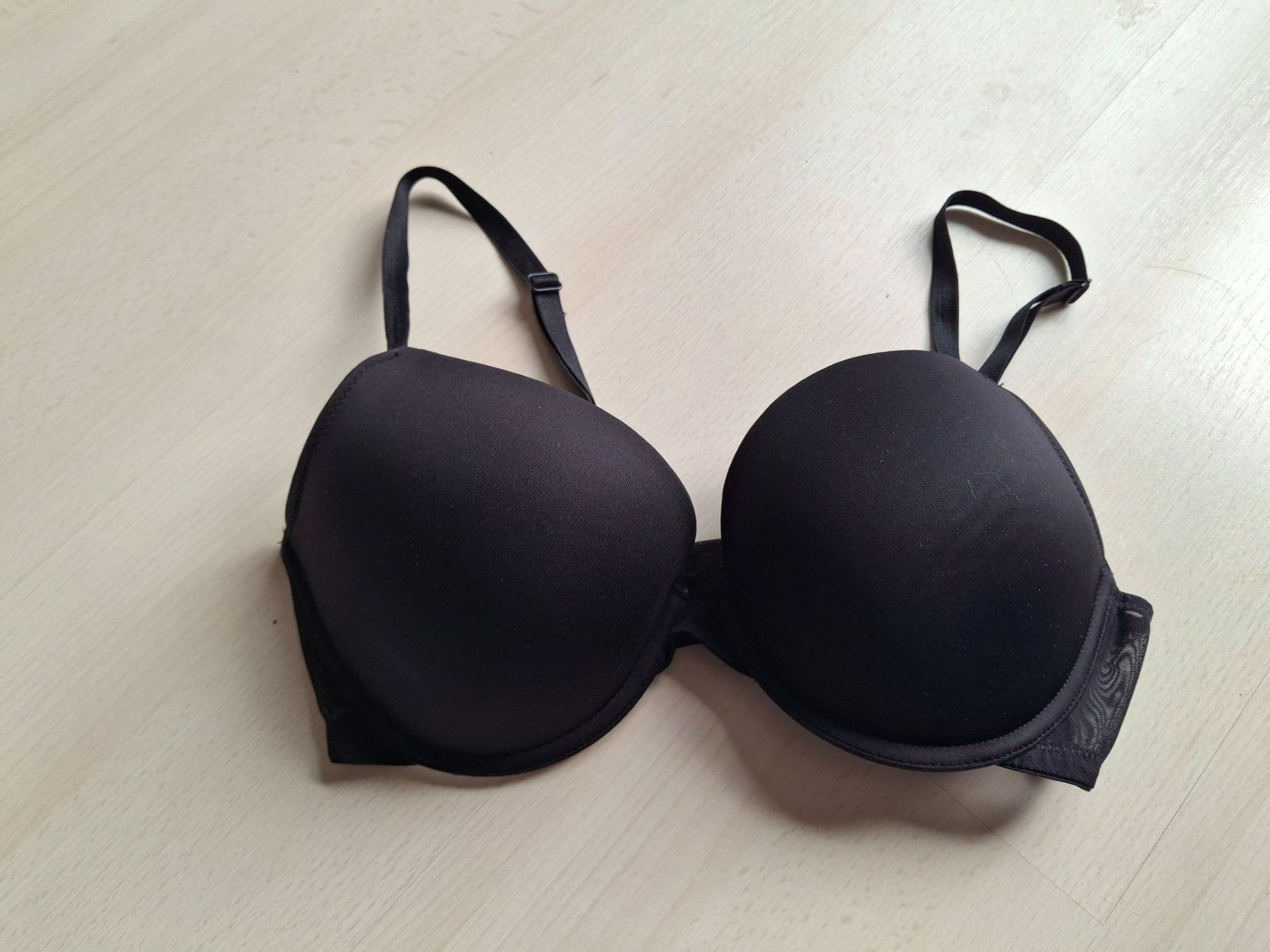 Altra biancheria intima: Schwarzer Träger-BH, Push-up, Grösse 75D – Usato da Walterswil SO venduto da mel_5b2h