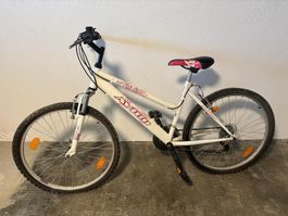 VTT Avild, cadre blanc et rose, idéal pour le printemps