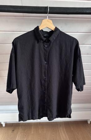 black short-sleeve linen shirt