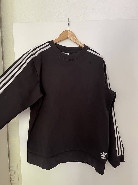 Adidas Pulls & Sweat-shirts: Schwarzer Sweater  Adidas | Grösse L – D'occasion à Wölflinswil par jan_v6g9