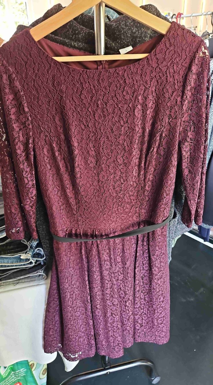 Vestiti: Bordeaux-farbiges Spitzenkleid, Grösse L – Nuovo (secondo la descrizione) da Rotkreuz venduto da Bibi2405