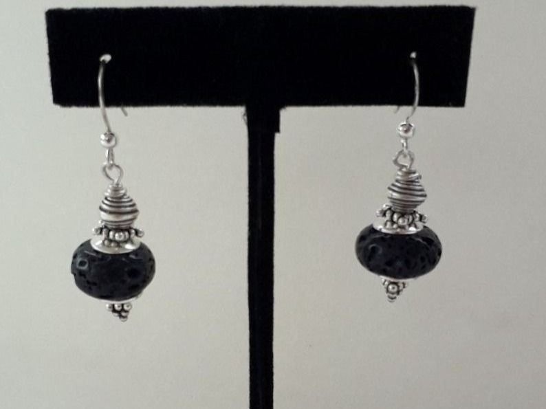 Orecchini pendenti & Orecchini a lobo: Silber Ohrhänger mit  Lavastein – Nuovo e nell'imballaggio originale da Winistorf venduto da acreativ2 1