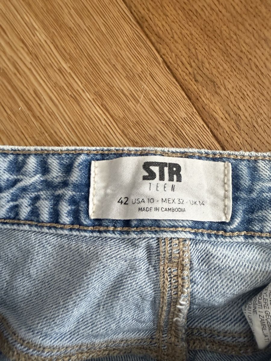 Stradivarius Jeans: Straight Hose Gr 42 – Gebraucht aus Hüttwilen von sar_8gj7 1