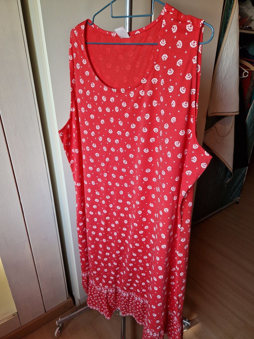 Kleider: Kleid Rot mit Weiss gemustert – Gebraucht aus Niederbipp von Trude04