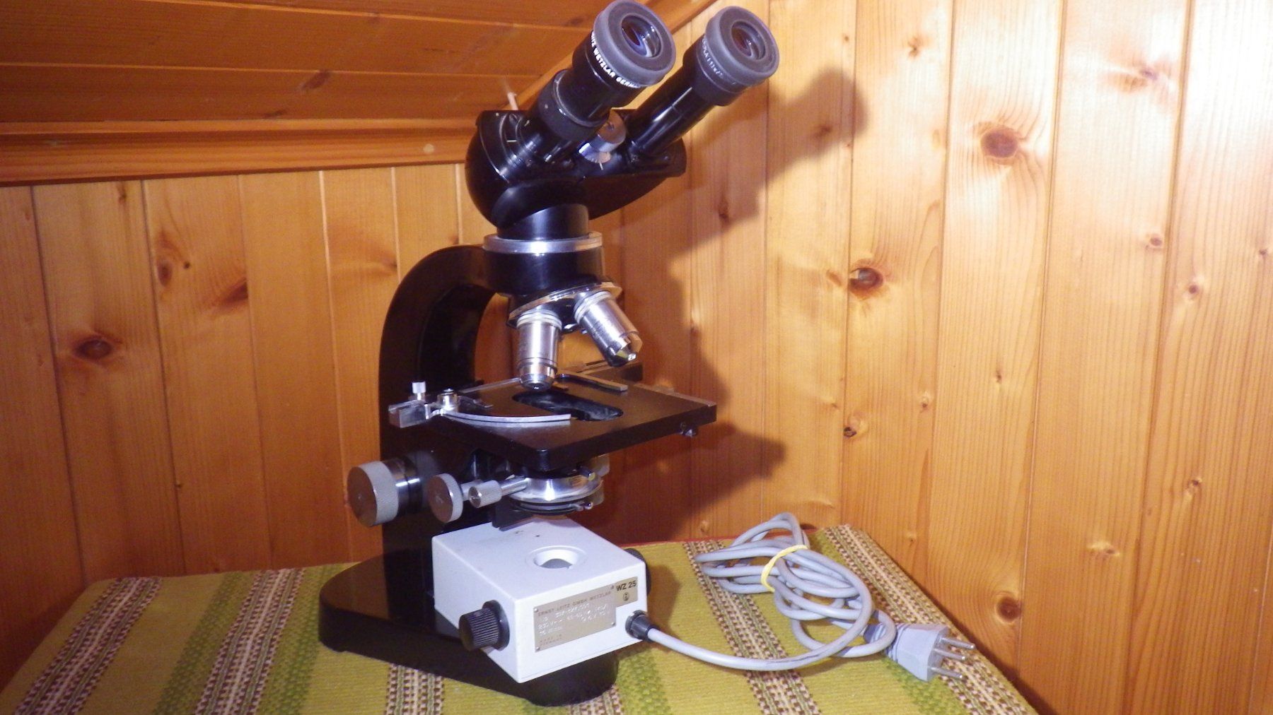 Leitz Microscopes: Microscope Leitz ?x 10x 45x 100x avec lampe variable – D'occasion à Corbeyrier par SkinGraft