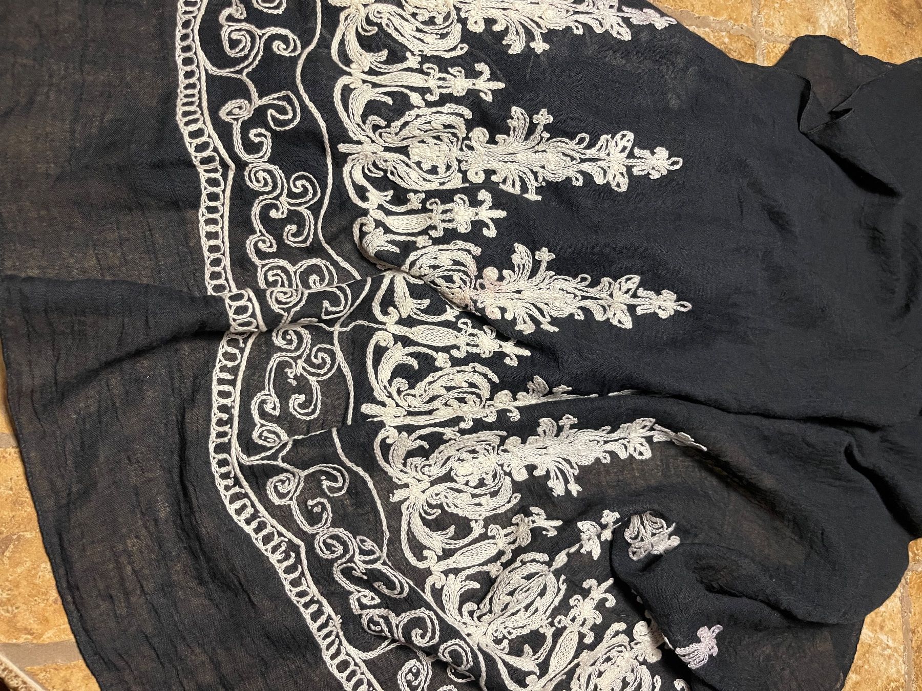 Guess Foulard & Sciarpe: Scialle Guess estiva di cotone – Nuovo (secondo la descrizione) da Gordevio venduto da LanaZimm