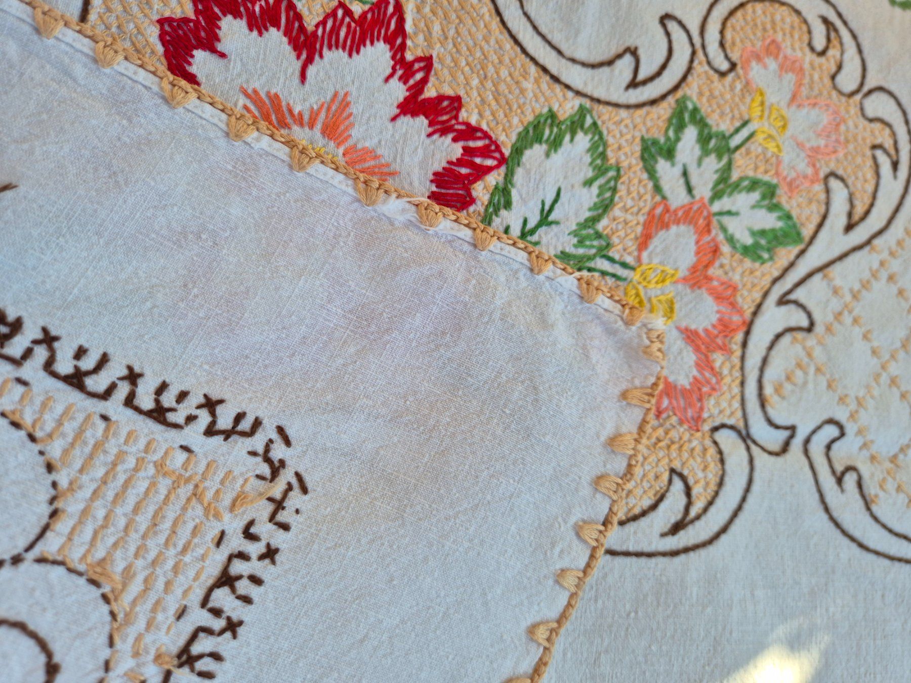 Altra biancheria da tavola: Tischdecke bestickt Blumenmuster , Handarbeit – Usato da Bern venduto da aronari 8