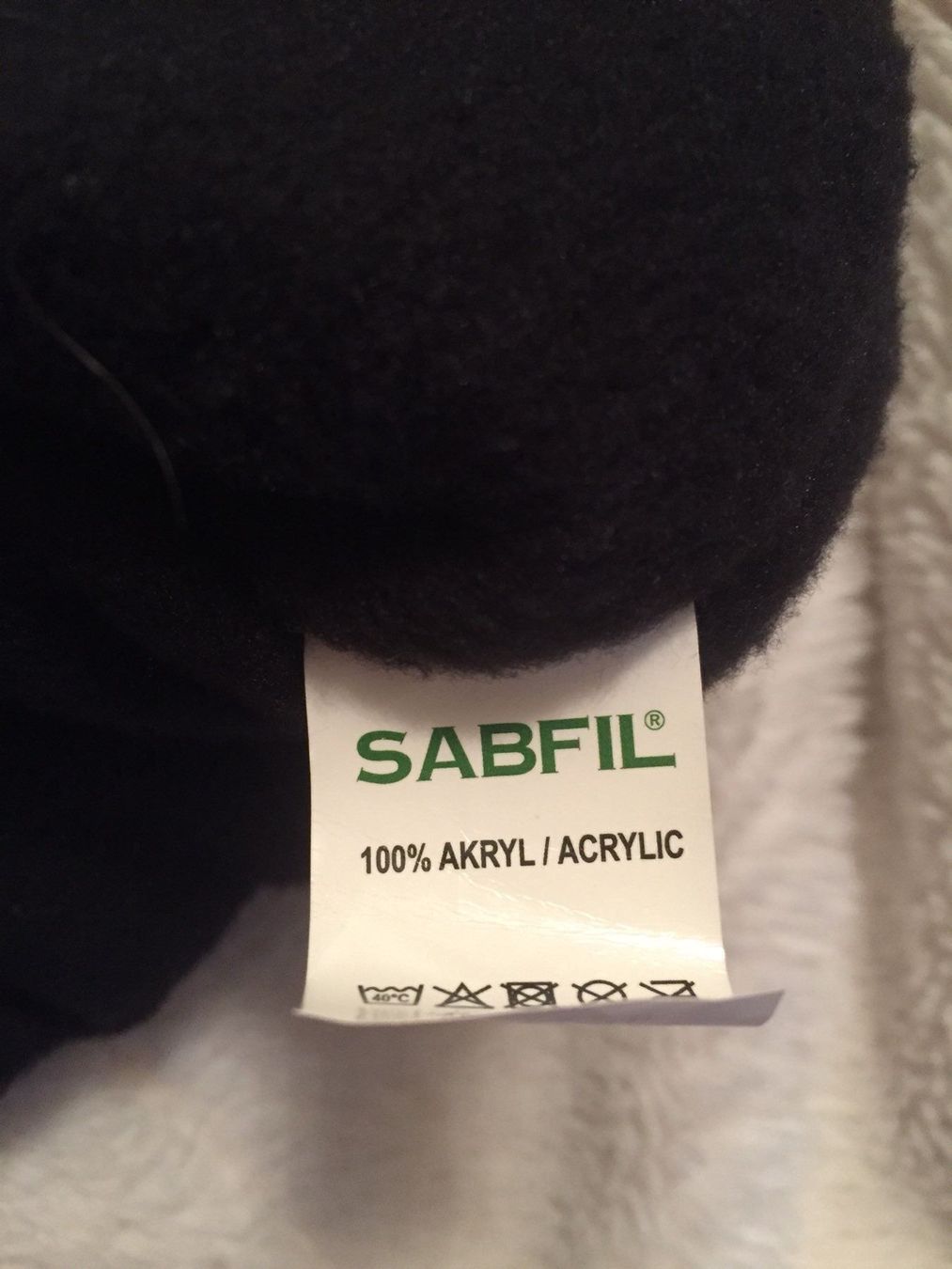 Copricapi, berretti & cappellini: Warme Kappe mit Bommel schwarz-rot-weiss – Nuovo (secondo la descrizione) da Emmenbrücke venduto da little.treasures 4