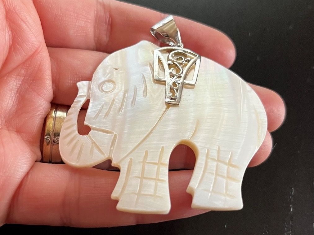 Pendentifs: Amulett/ Anhänger Elefant aus Perlmutt – Neuf (Voir description) à Gams par Mariawicca 4