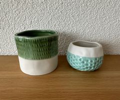 2 Übertöpfe, grün, weiss und türkis