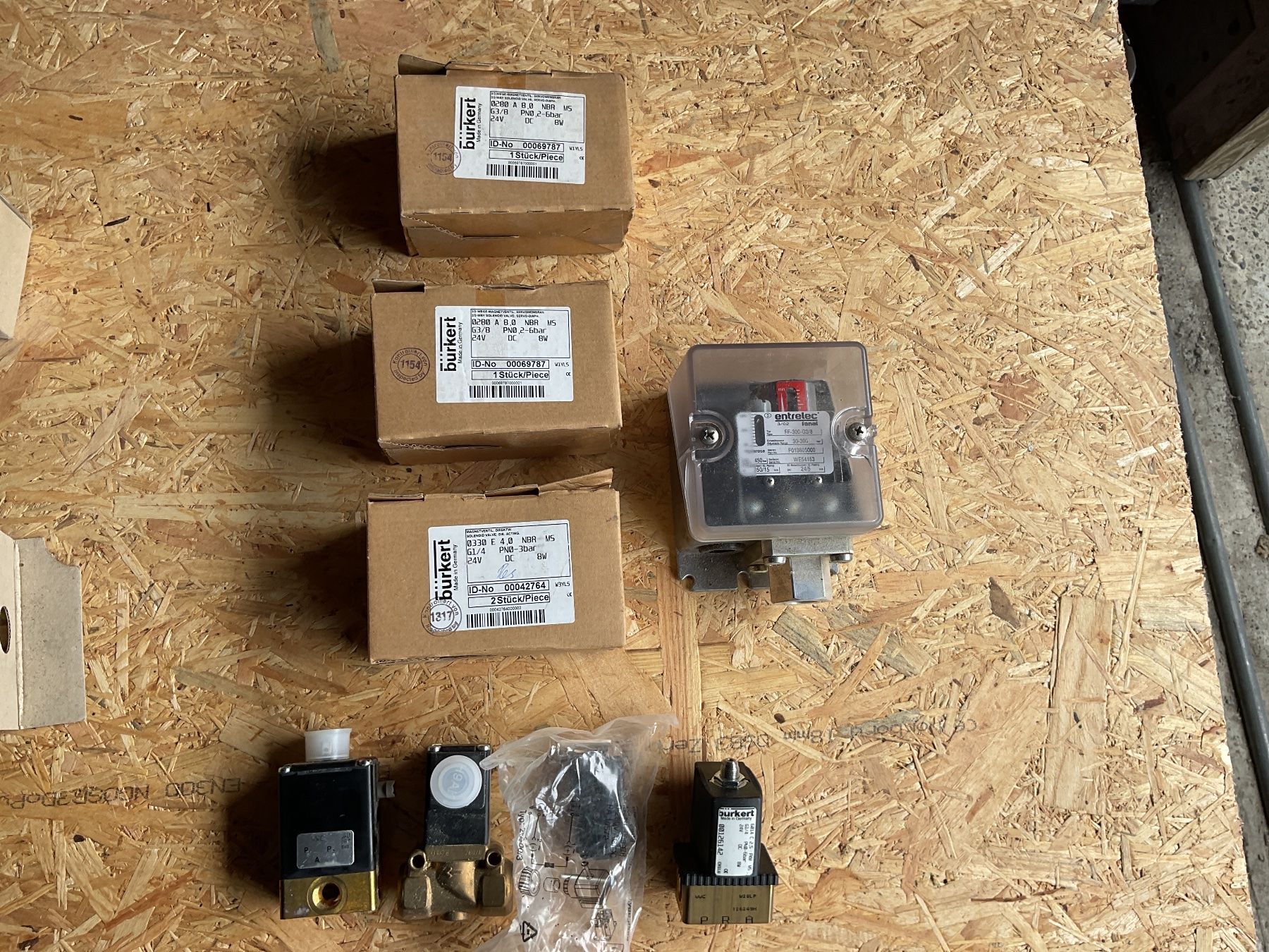 Componenti elettronici: Magnetventile, Druckregler – Nuovo (secondo la descrizione) da Niederwil SG venduto da Melar01