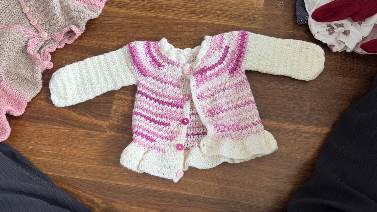 Lotti & Set di vestiti: 2 handgestrickte Babyjäckchen Mädchen – Nuovo (secondo la descrizione) da Seftigen venduto da JGG 2