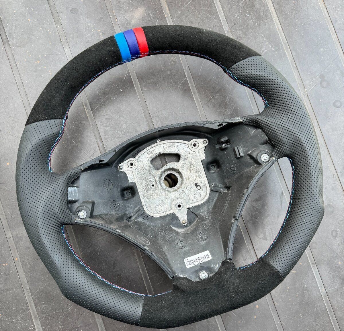 BMW Tutti pezzi di ricambio auto: NEU SPORT leder lenkrad Bmw E87,E90,E91,E92 – Nuovo (secondo la descrizione) da Auw venduto da Neo_z2rq