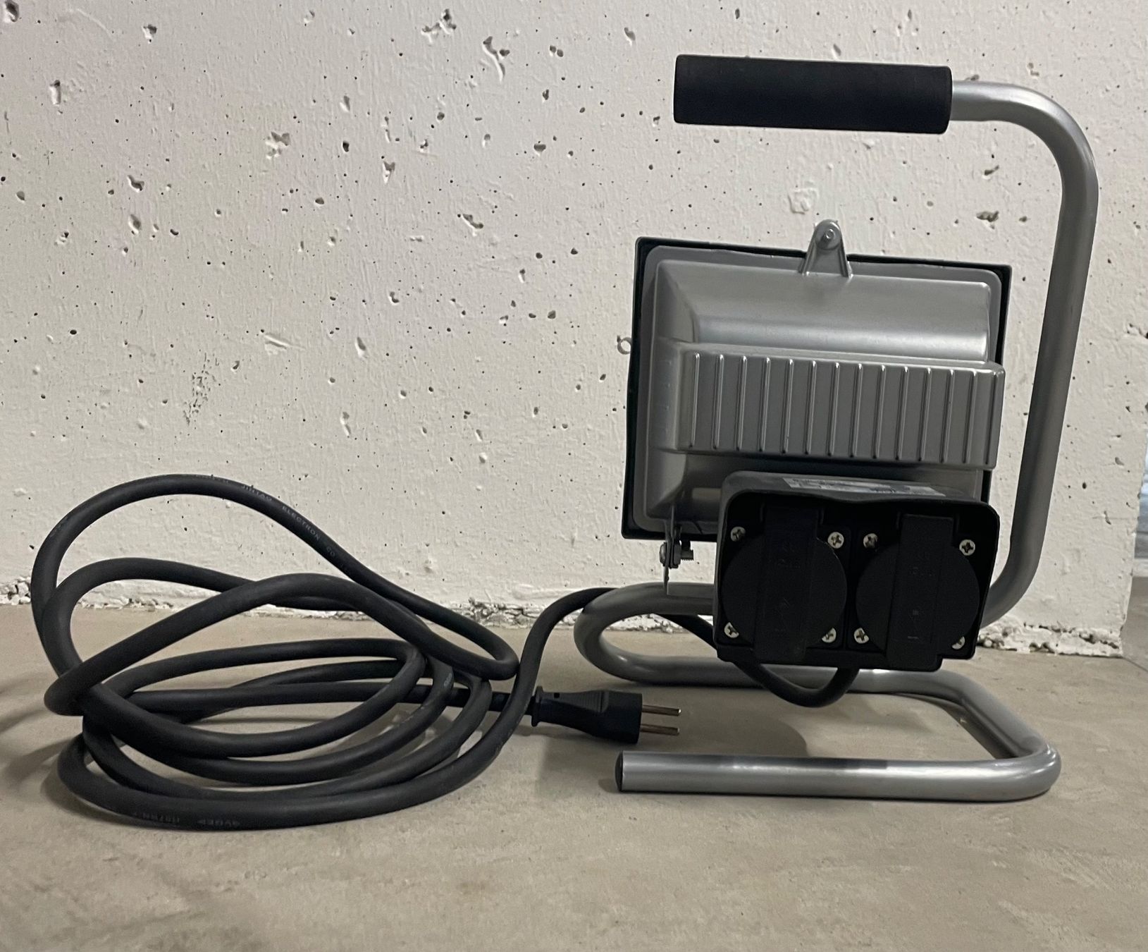 Lampen: 500 W Halogen-Baustrahler mit 2 Steckdosen & langem Kabel – Gebraucht aus Hämikon von Iitomo 1
