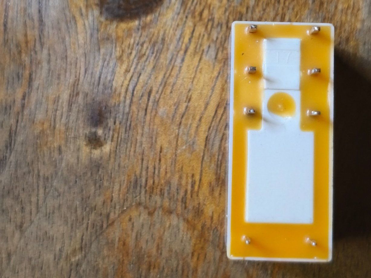 Componenti elettronici: Relais Sockel Klappverschluss und Relais eingebaut – Usato da Unterbäch VS venduto da ricirici55 4