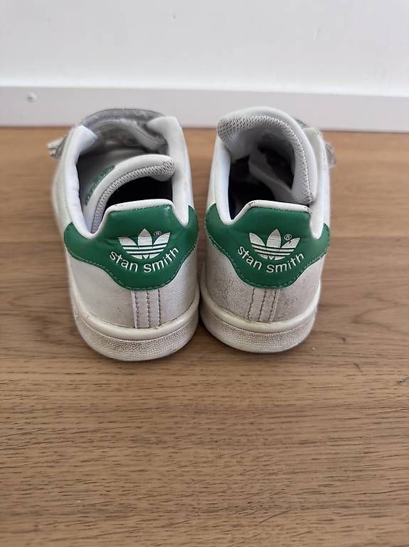 Chaussures garçon: Turnschuhe Adidas Stan Smith, Grösse 33 – D'occasion à Birmensdorf ZH par FiKaVa 2