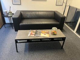Schwarzes 2-Sitzer Sofa – Empfang / Büro / Wartebereich
