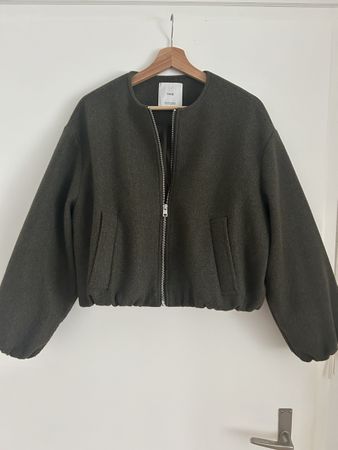 Kurze Damenjacke MNG olivgrün Grösse S
