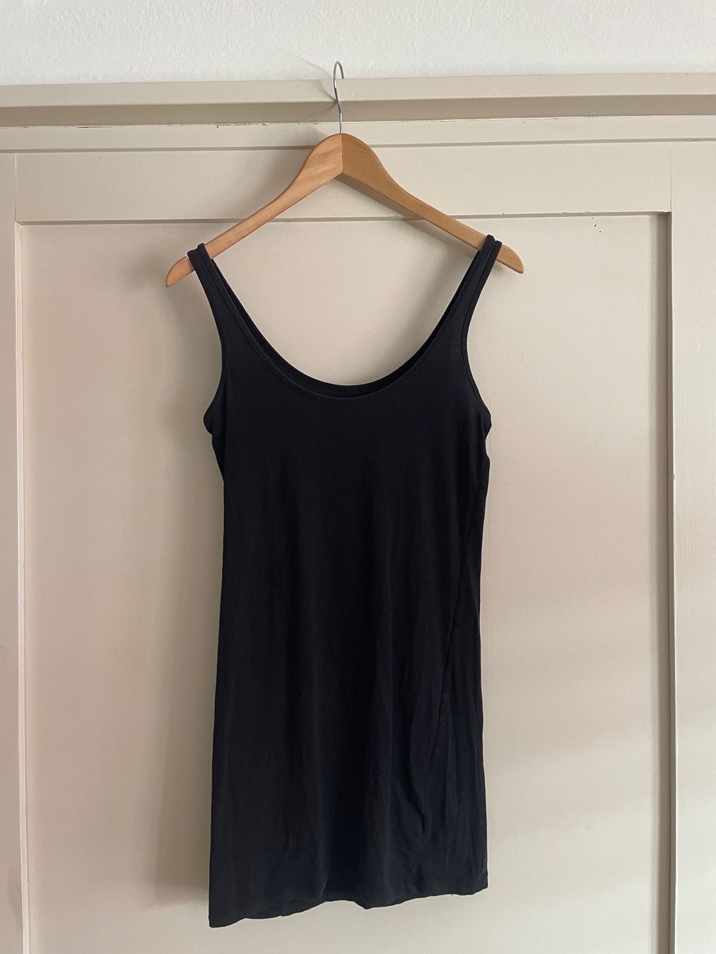 Tops: 2 Basic Tops Tank Tops schwarz und grau Grösse 34-36 – Gebraucht aus Winterthur von secondhand_love 1