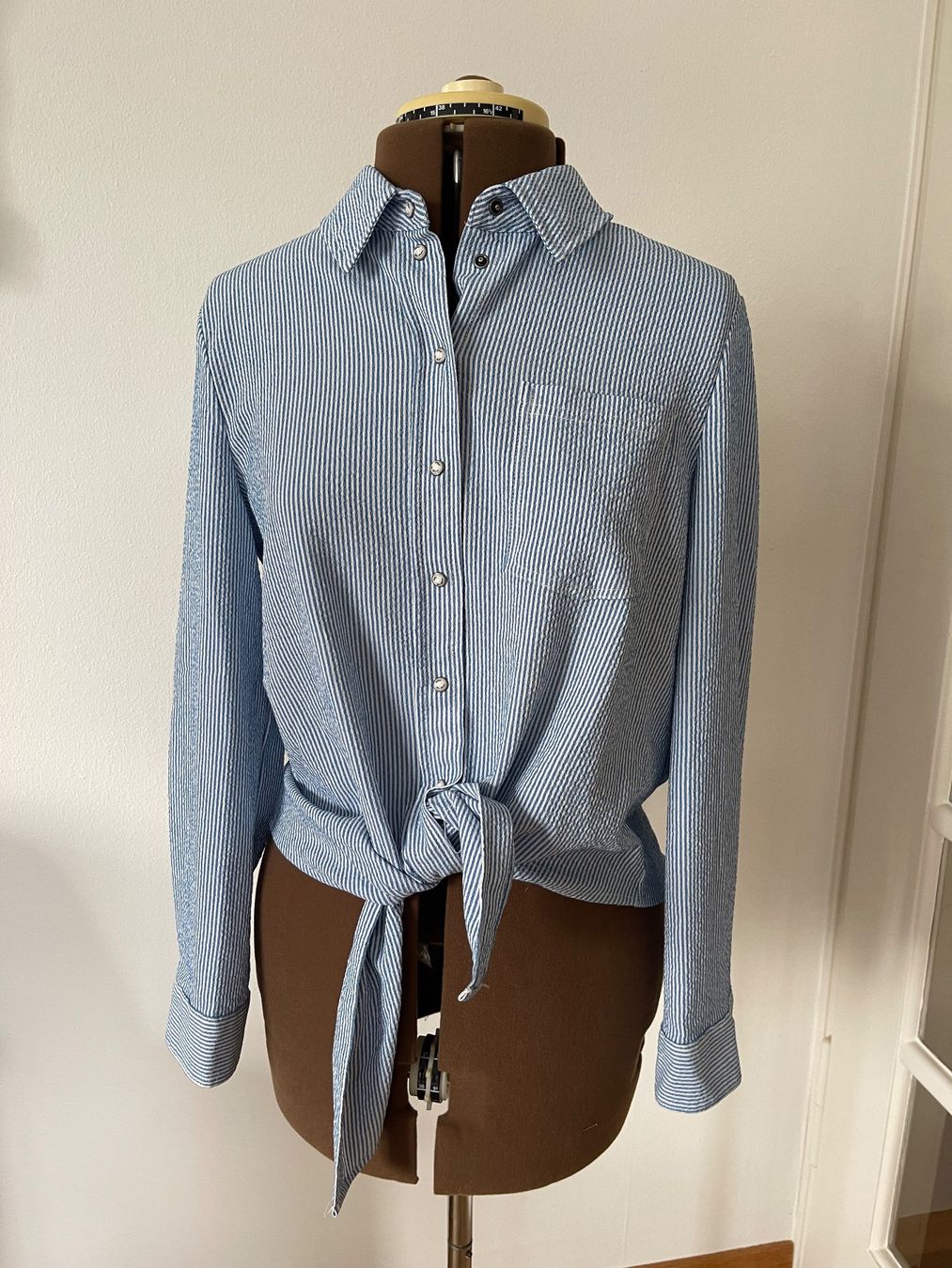Only Blusen: ONLY Langarm Bluse, blau-weiss gestreift, Gr. 38 – Gebraucht aus Meggen von tulipe21
