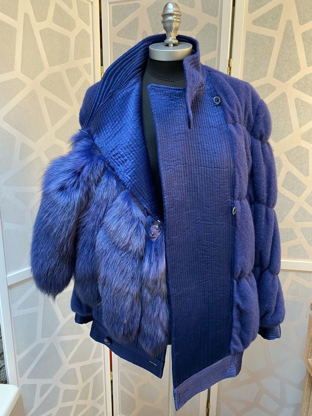 Gianfranco Ferre Giacche: Belle veste GIANFRANCO FERRE avec fourrure. IT46 – Nuovo (secondo la descrizione) da Grund b. Gstaad venduto da PlageNeige