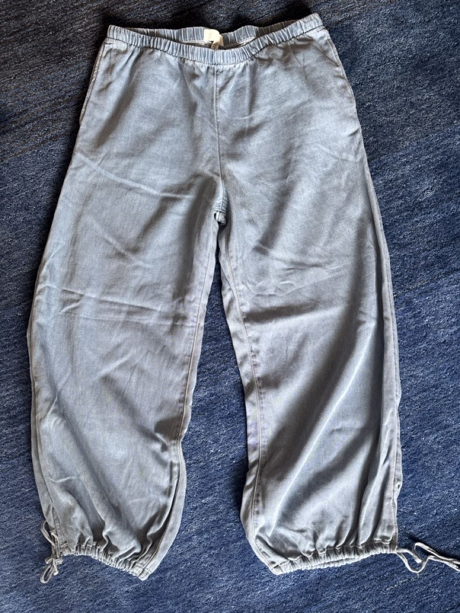 H&M Hosen: H&M Stoffhose hellblau elastischer Bund Grösse M neu – Neu (gemäss Beschreibung) aus Liebefeld von nurseli