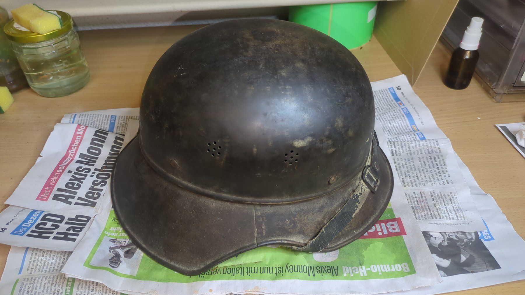 Uniformi & Effetti personali: Luftschutz Stahlhelm M38 "Gladiator" 3-Teilig – Usato da Buttisholz venduto da ArmeeShopCH 6