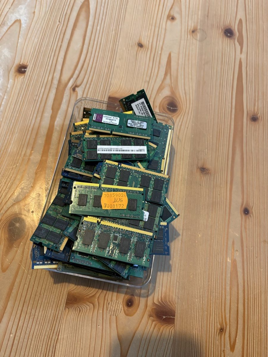 Componenti elettronici: RAM DDR lot – Usato da Les Bois venduto da StockSecure 2