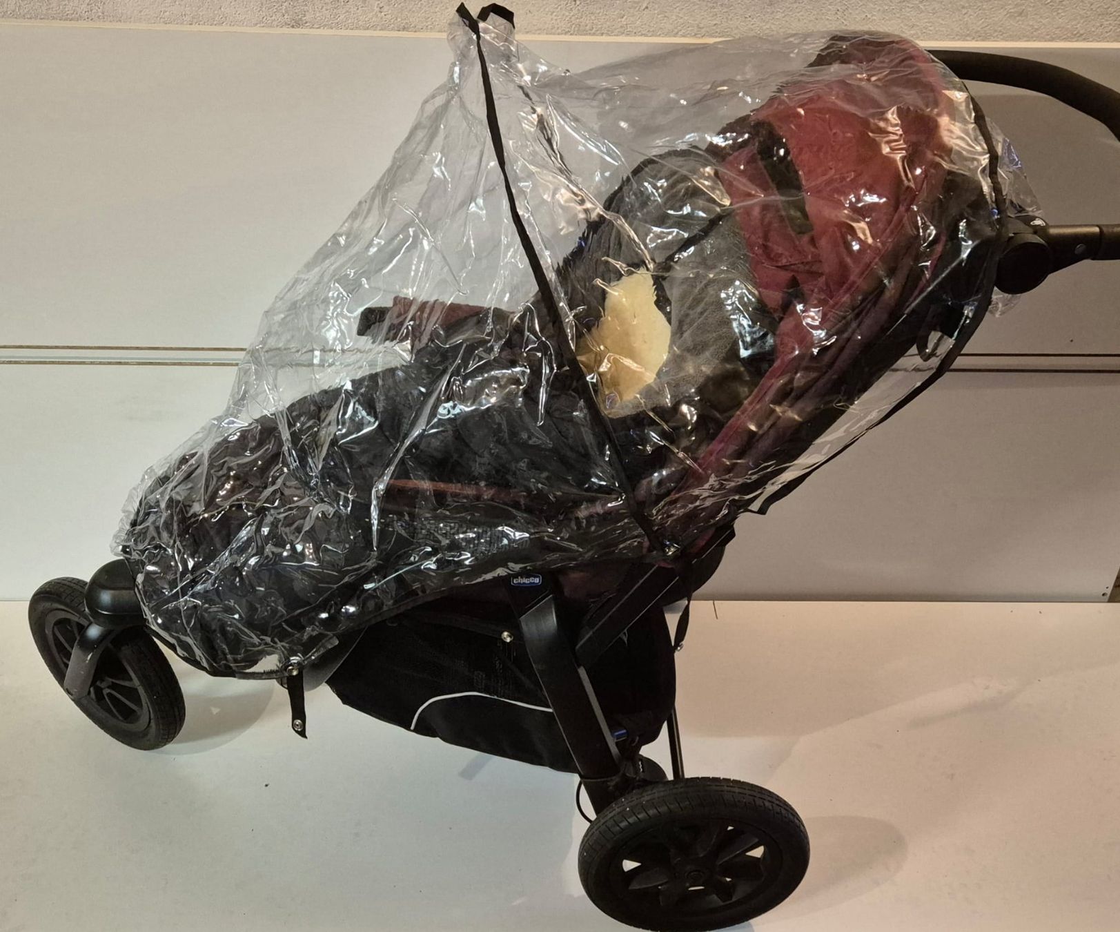 Chicco Carrozzine: Chicco Trio Activ3 poussette 3-en-1 + accessoires – Usato da Prilly venduto da Ledanaki 1