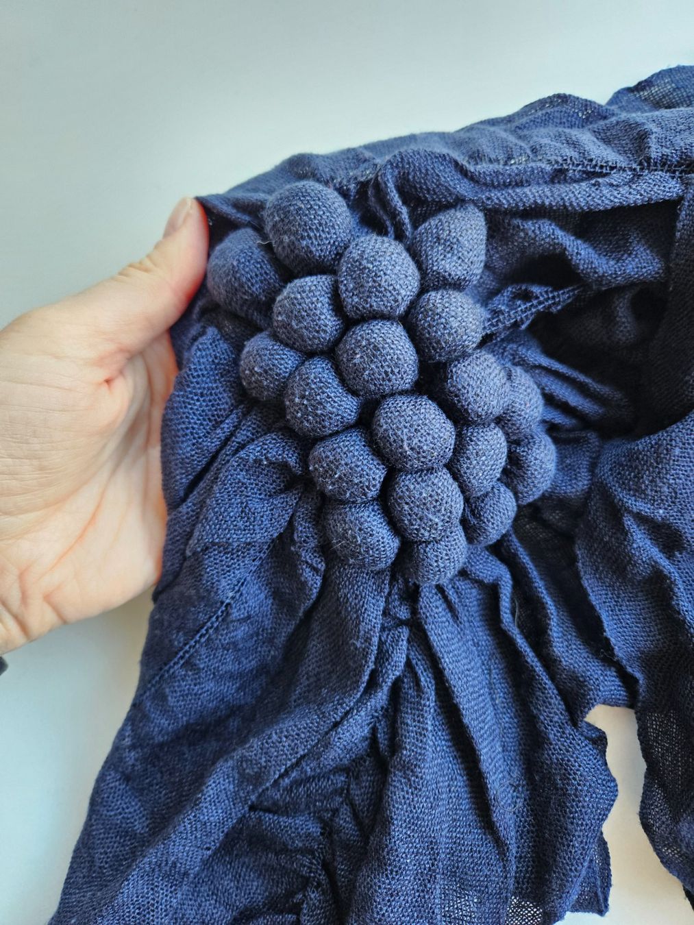 Foulard & Sciarpe: Schal dunkelblaue mit 'Trauben'-Dekoration – Usato da Schaffhausen venduto da sabrina915 1