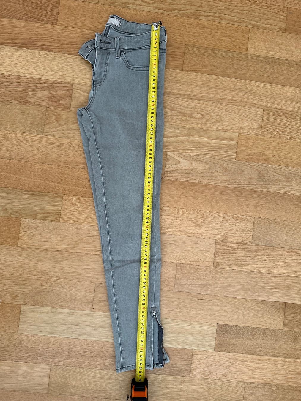 Uniqlo Jeans: Graue Skinny Jeans – Usato da Eglisau venduto da eye_w2qz 1