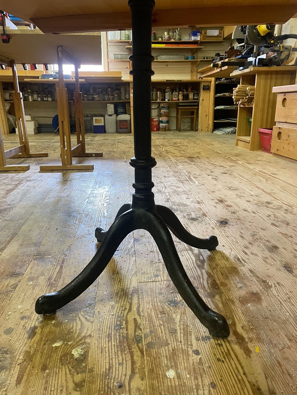Horgen Glarus Tische: Beizentisch  ,  Esstisch rund  Bistrotisch , Gussfuss – Neu (gemäss Beschreibung) aus Illnau von HolzmanufakturIllnau 3