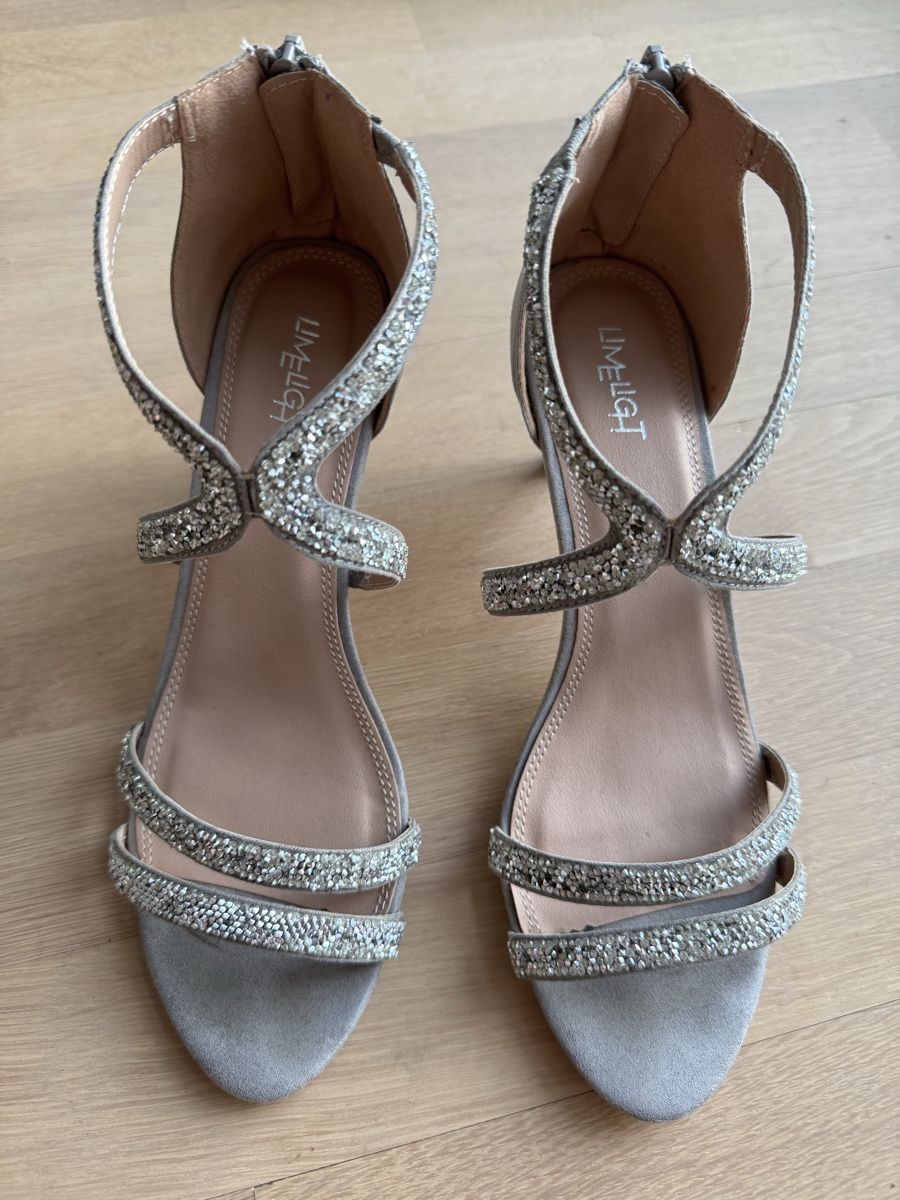 Damenschuhe: Stiletto Grösse 39 grau mit Steinen – Neu (gemäss Beschreibung) aus Wallisellen von soat