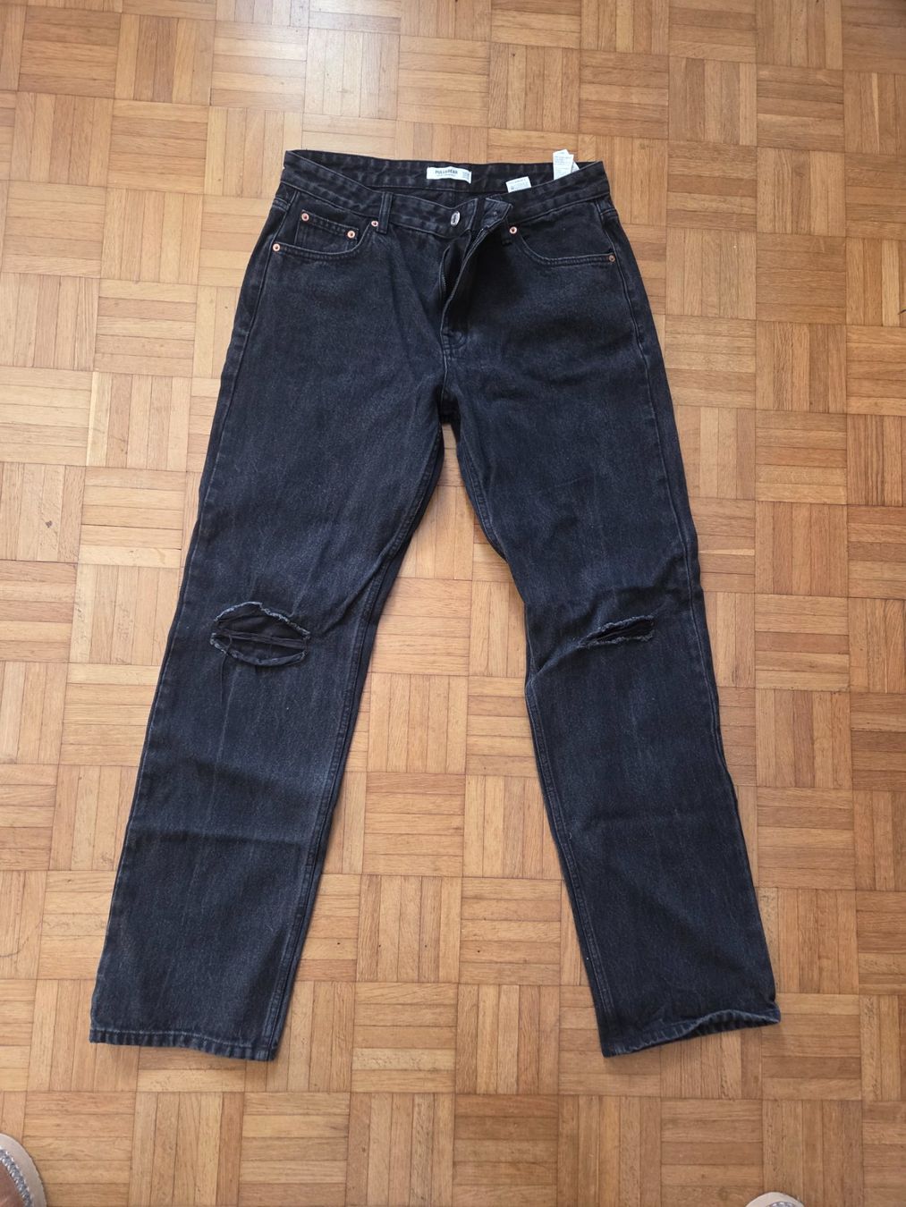 Pull&Bear Jeans: Schwarze Jeans von Pull&Bear mit Rissen, Grösse 44 – Usato da Hofstetten BE venduto da sus_zgz5