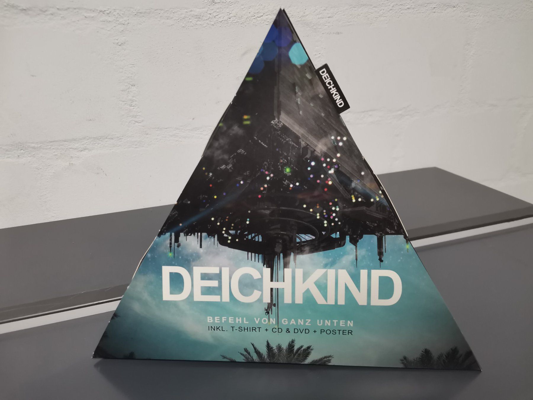 CDs: Deichkind Pyramide aus Karton (ohne Inhalt!) – Gebraucht aus Zofingen von noise123