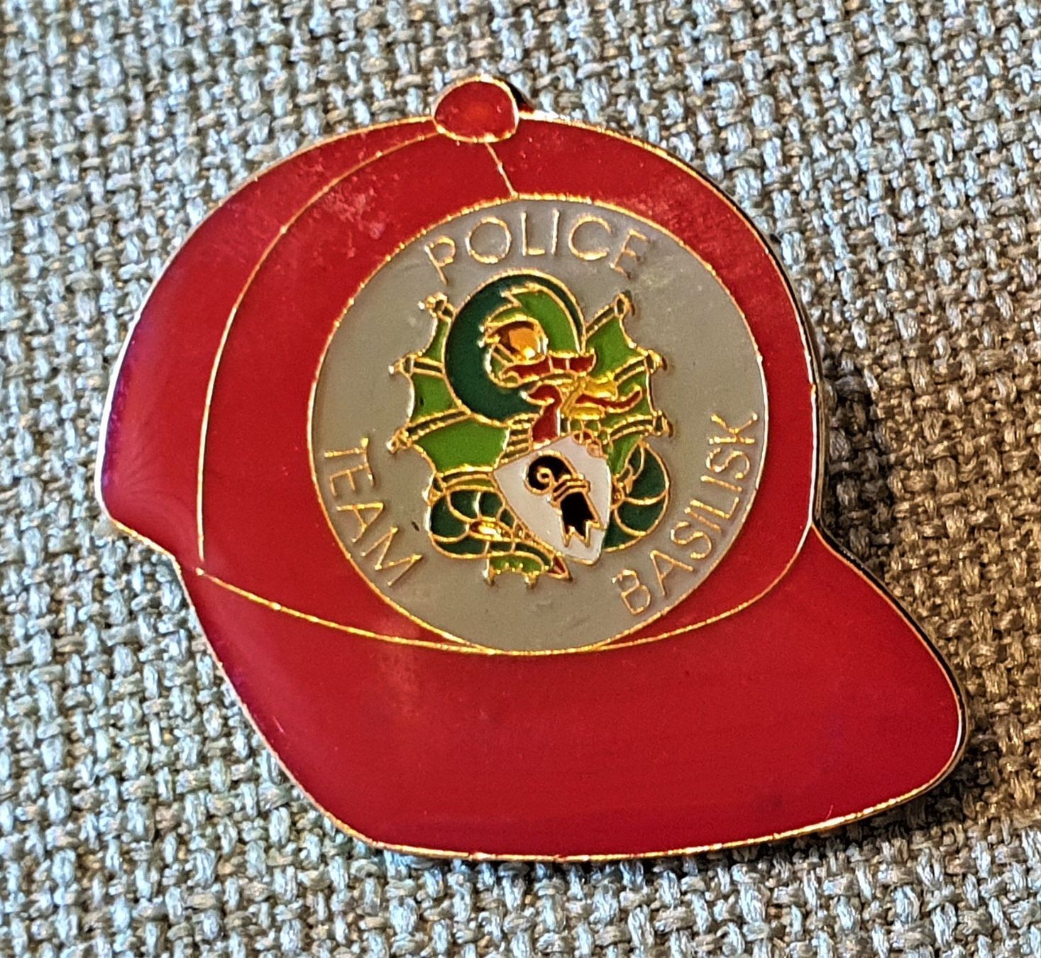 Copricapi, berretti & cappellini: L708 - Pin Basler Polizei Hut / Mütze / Cap – Usato da Reinach BL venduto da Boston-Verkauf