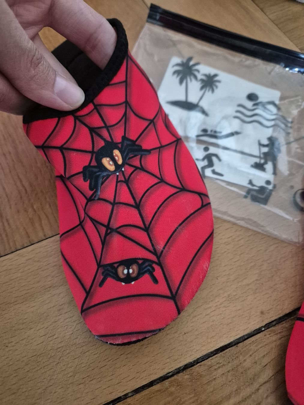 Scarpe per ragazzi: Kinder Badeschuhe Gr. 30/31 ab 1.- – Usato da Zürich venduto da patilamour 1