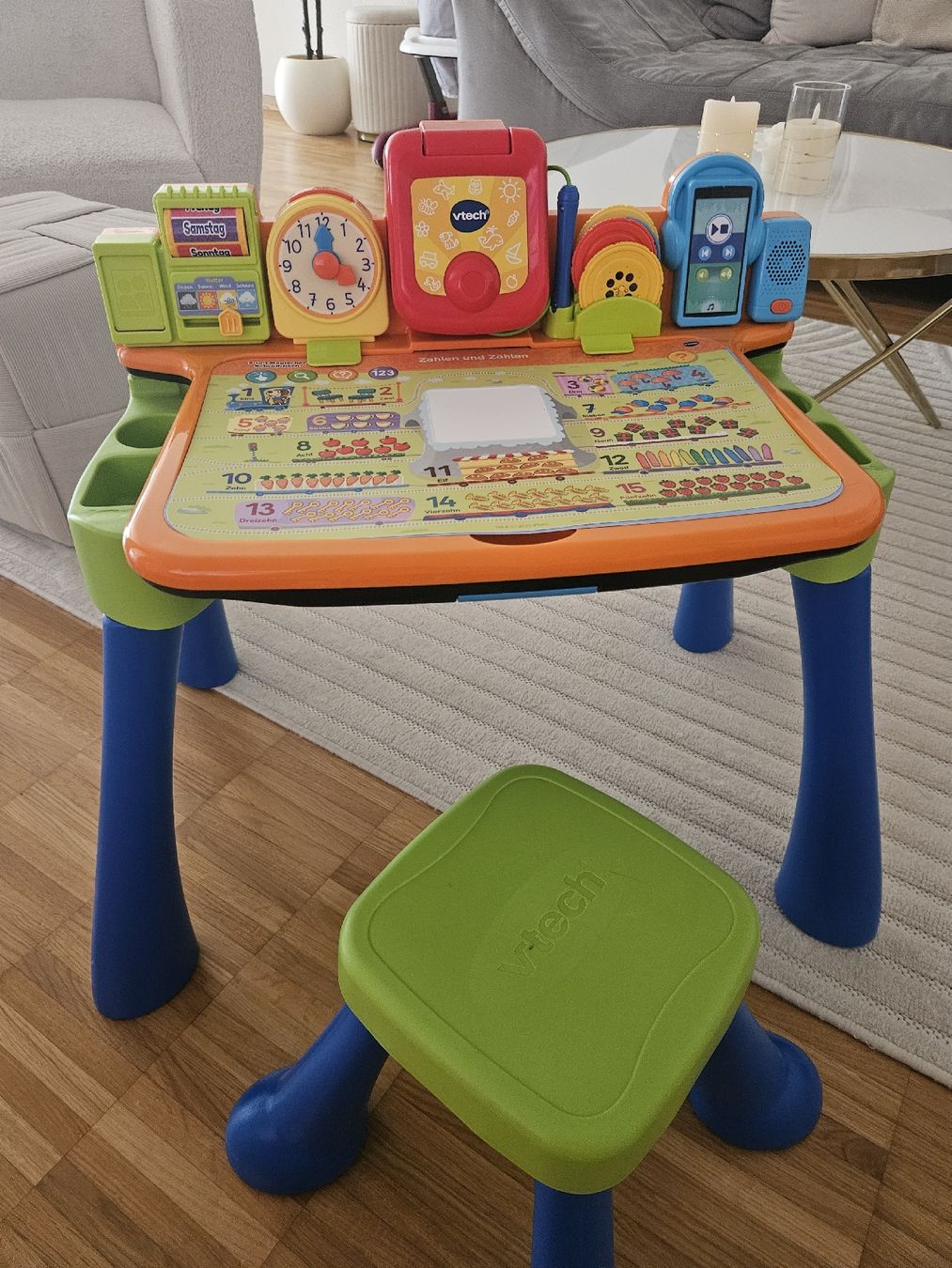Vtech Jouets: Vtech Lernschreibtisch mit Hocker gut erhalten – D'occasion à Siebnen par tugce_mar