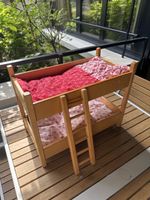 Puppenbett aus Holz mit Textilien, gebrauchter Zustand