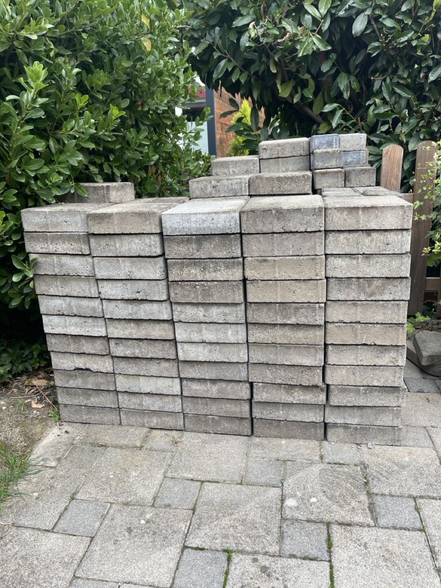 Pietre & tegole: Pflastersteine Beton – Usato da Aarberg venduto da Trudi.70 3