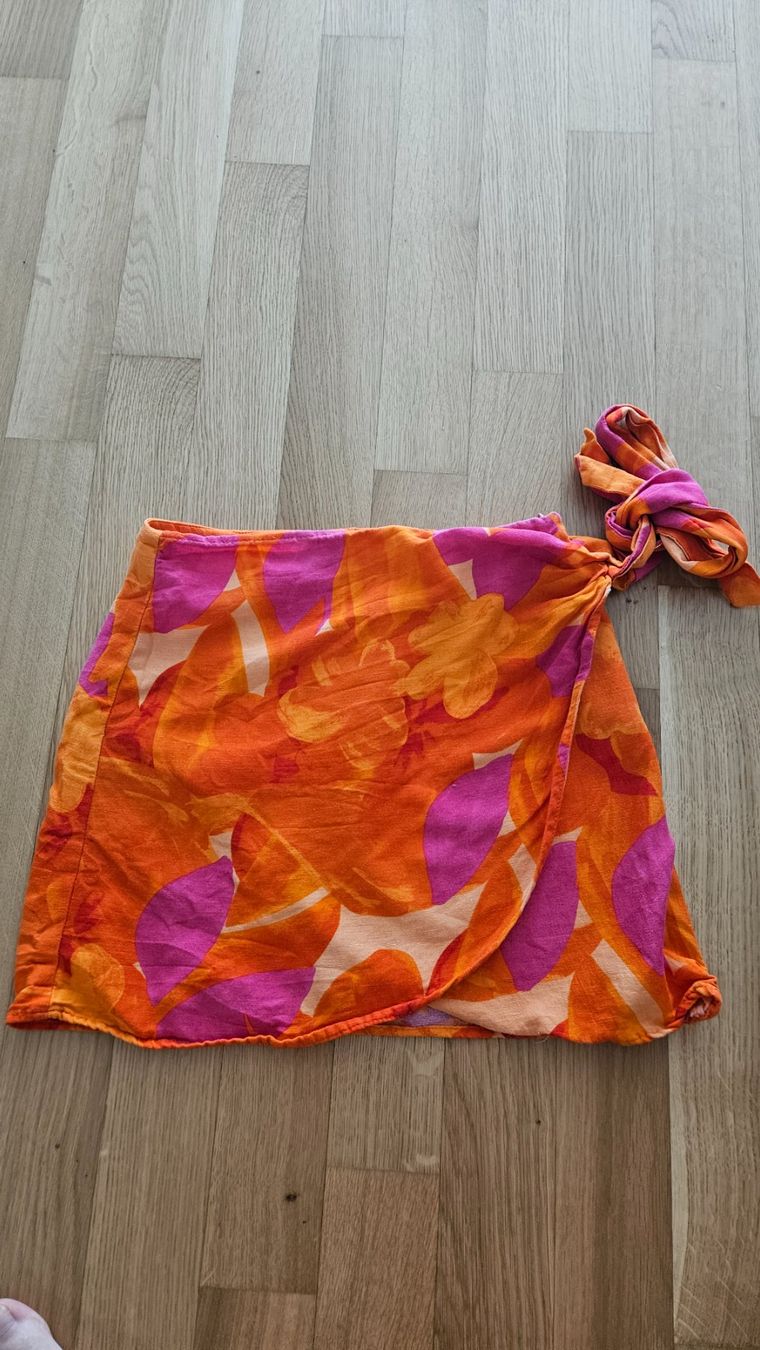 Stradivarius Röcke: Jupe Stradivarius orange/rose fleurie, taille XS – Gebraucht aus Sion von tiff_1992