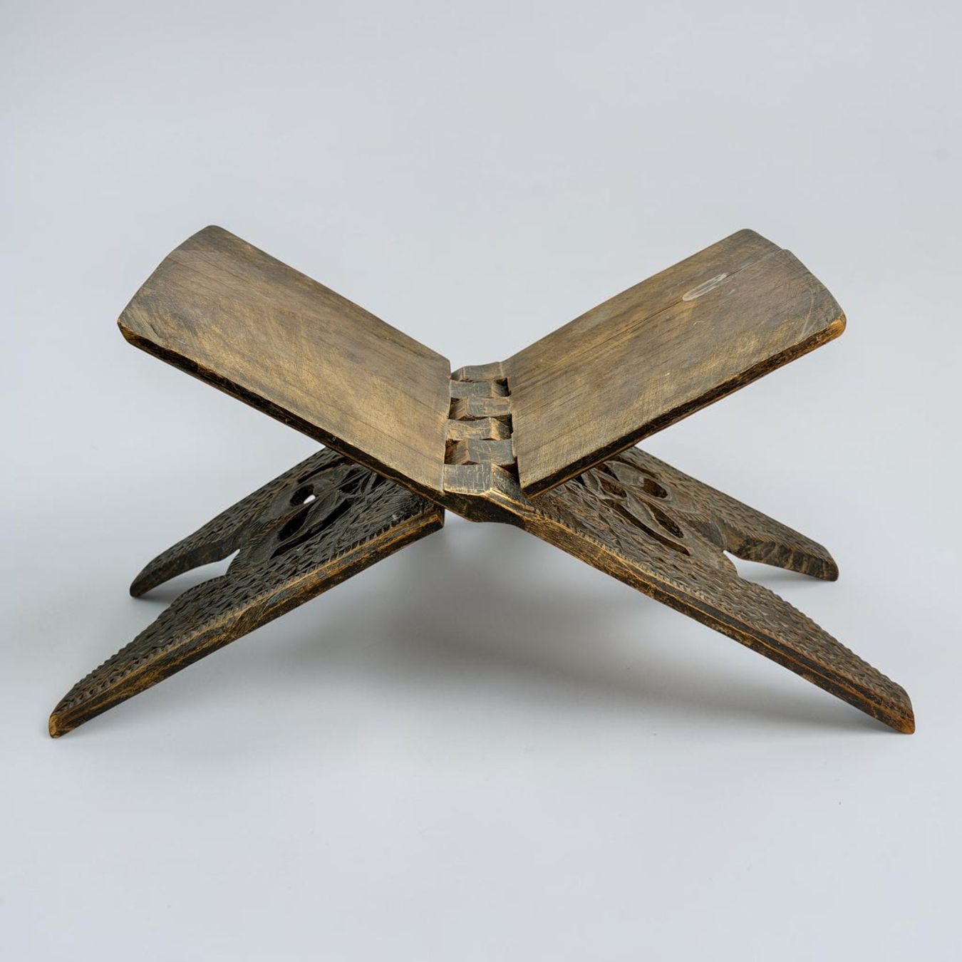 Sculptures & Statues: Porte coran teck sculpté motifs géométrique, Java, Indonésie – D'occasion à Morges par DidisLuxeFinds
