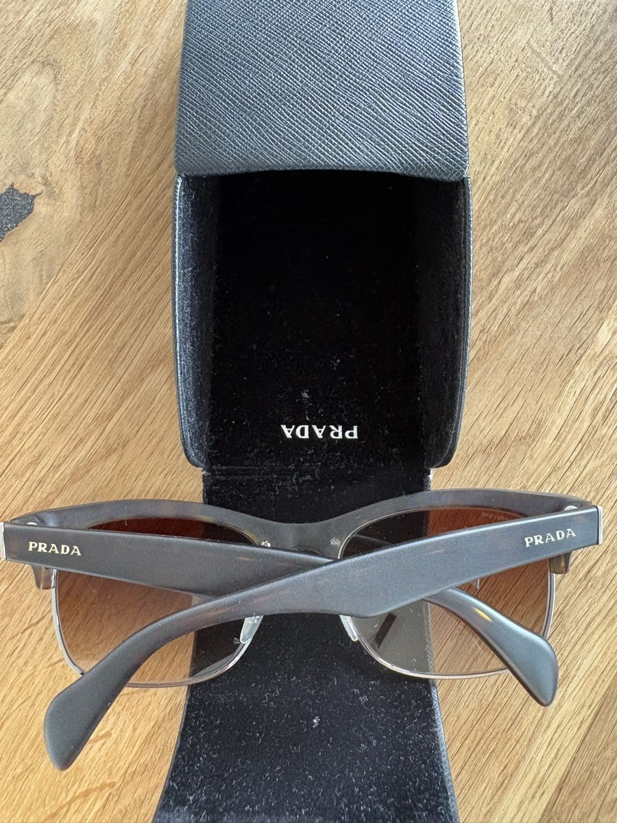 Prada Occhiali & Lenti: Prada Sonnenbrille wie neu – Usato da Wädenswil venduto da Flain 3