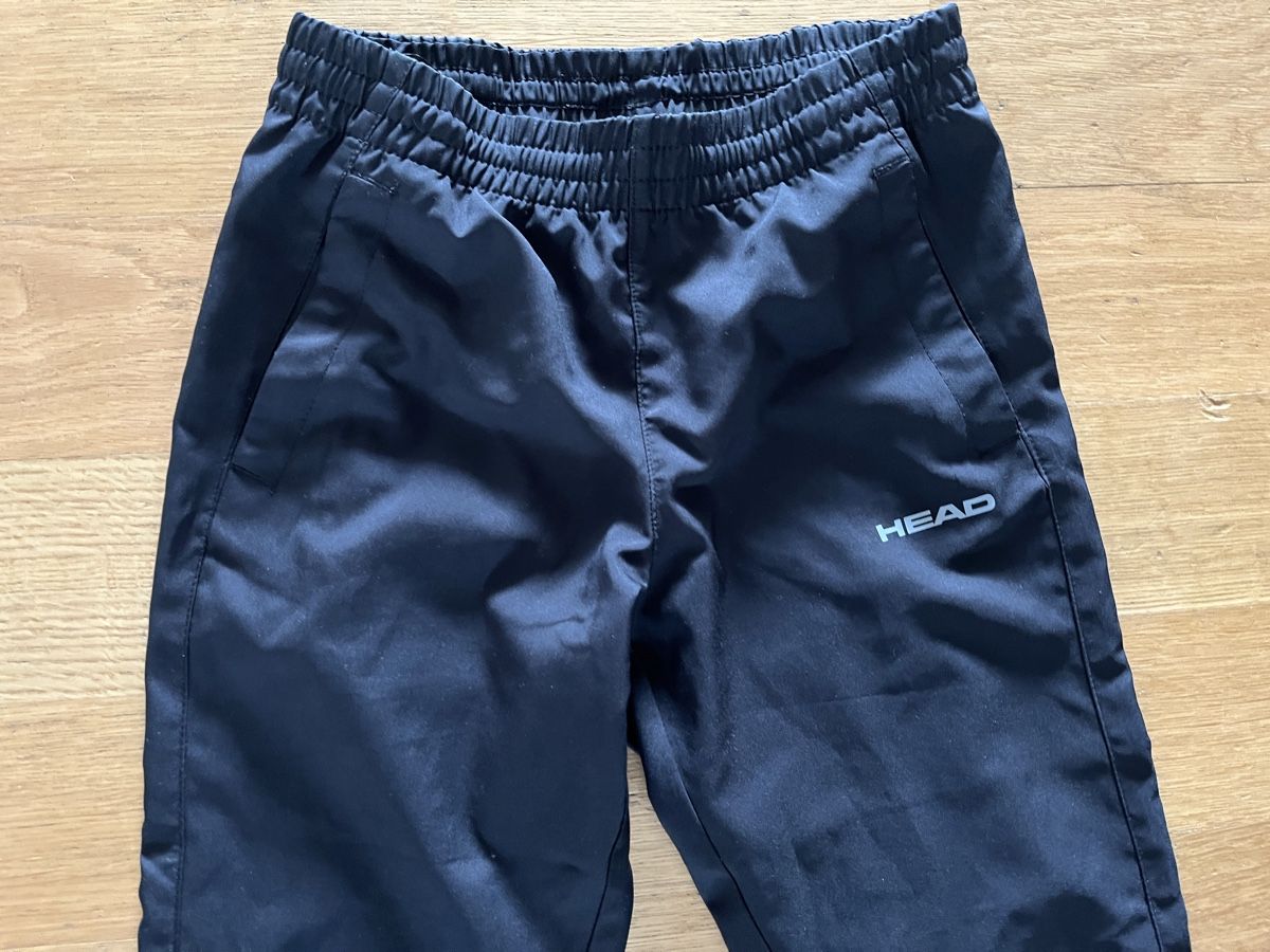 Head Pantaloni: Head leichte Trainingshose, Gr. 152, aus 1. Hand – Usato da Zürich venduto da MariaSusanne