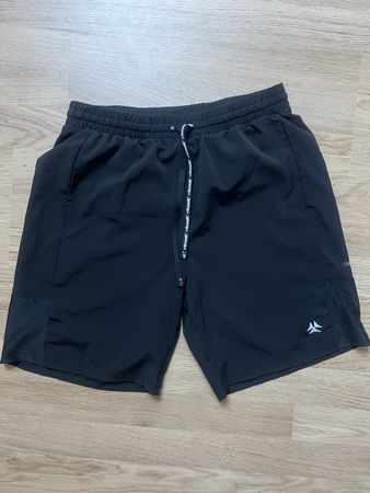Sportliche schwarze Shorts, Größe M