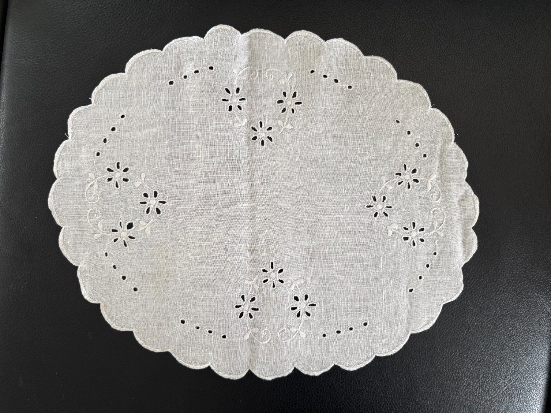 Sottobicchieri: Spitzendeckchen  Leinen oder  Halbleinen  oval – Usato da Subingen venduto da ArtBead 1